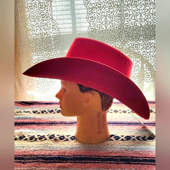 Red felt enisex  Red 🤠 hat - Picture 2 of 7
